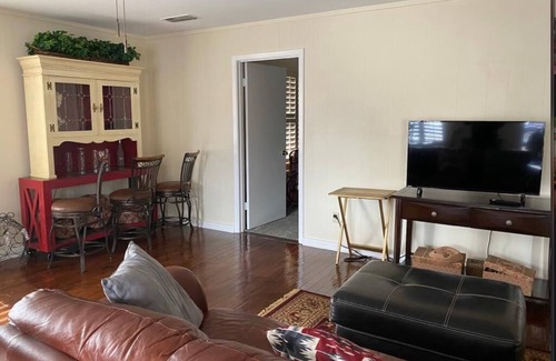 Tyler House | BestStays@Queen Bee Cozy for couples and small families