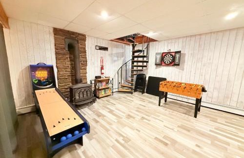 Smallwood Ski Chalet | Bethel Escape Hot Tub 4 beds Game Room and Fire pit Fully Stocked Kitchen