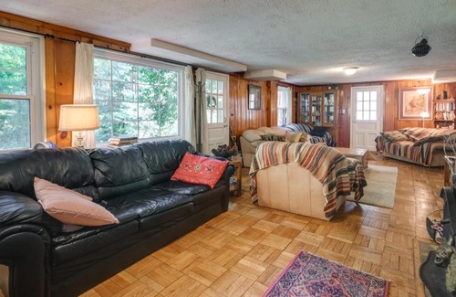Bethesda Apartment | Bethesda Apartment and Yard about 9 Mi to D C