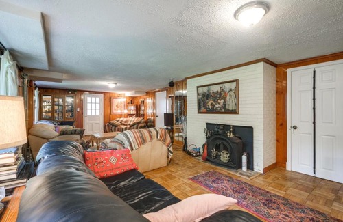 Bethesda Apartment | Bethesda Apartment and Yard about 9 Mi to D C