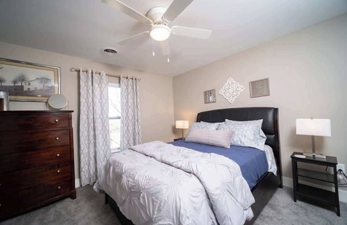 Bettendorf Apartment | Bettendorf Gem: 3BR Apartment w/King Suite & Office!