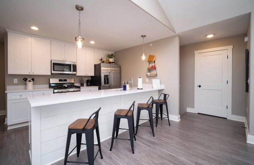 Bettendorf Apartment | Bettendorf Gem: 3BR Apartment w/King Suite & Office!