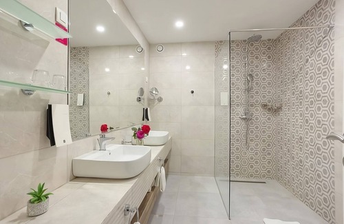 Ulcinj Hotel | Better Choice for your Vacation! Comfortable 2BR Suite!Beachfront, Outdoor Pools
