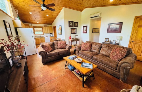 Alto Pass House | Betty's Vineyard House - On the Shawnee Wine Trail - Walk to/from the Winery!