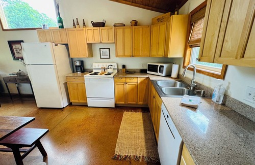 Alto Pass House | Betty's Vineyard House - On the Shawnee Wine Trail - Walk to/from the Winery!