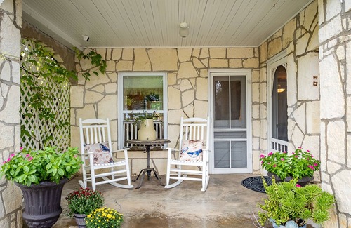 Dripping Springs House | BettyJo - Historic Downtown/Outdoor Oasis & Hot Tub