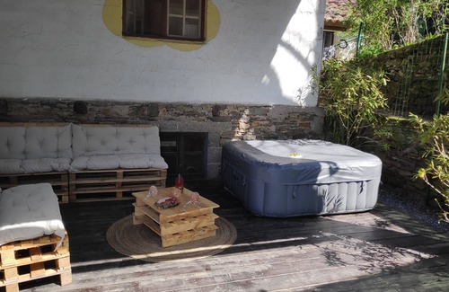 Curvalle House | Between charm and relaxation with its jacuzzi.