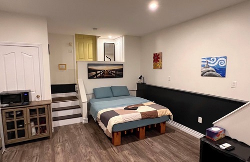 North End House | Between two bridges: a private studio suite