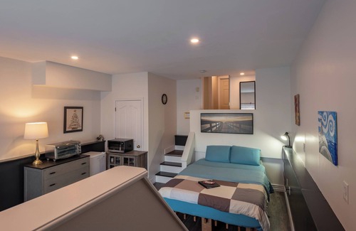 North End House | Between two bridges: a private studio suite