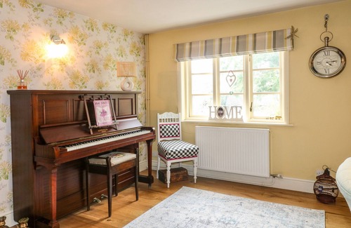 Denstone House | BETWIXT COTTAGE, family friendly, with open fire in Ashbourne