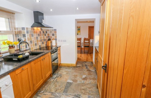 Llanerchymedd Cottage | BEUDY TYDDYN, family friendly, with hot tub in Llanerchymedd