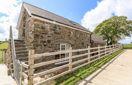 Llanerchymedd Cottage | BEUDY TYDDYN, family friendly, with hot tub in Llanerchymedd
