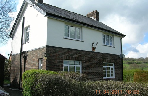 Hundred House House | Bevan House. Detached House With It's Own Private Hot Tub Outside & Free WI FI.