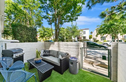 Carthay Circle Apartment | Beverly Grove Chic City Oasis 2 BR Apt with Den 138
