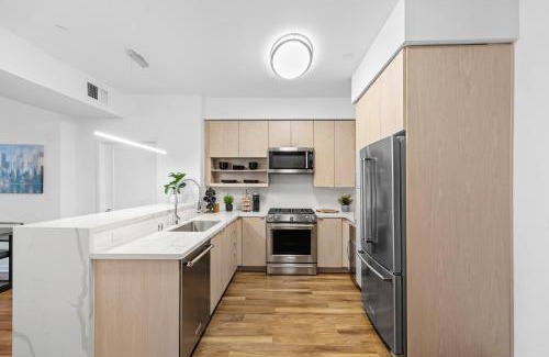 Carthay Circle Apartment | Beverly Grove Chic City Oasis 2 BR Apt with Den 138