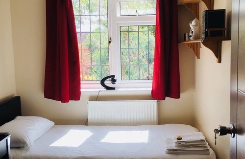 George Green House | Bianca's House Hotel Heathrow Airport