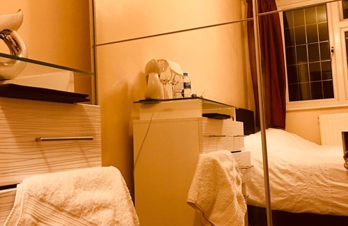 George Green House | Bianca's House Hotel Heathrow Airport