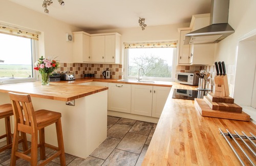 Newcastle-on-Clun Cottage | BICTON LEA, pet friendly, with hot tub in Clun