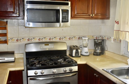 Alma Rosa Apartment | Big 3 bed rooms 4 beds Condo for Families & groups—30 mins away from mayor spots