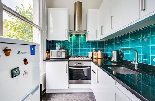 Notting Hill Apartment | Big and bright 2-bed near Portobello market & tube
