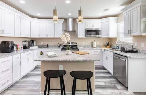 Waxahachie House | Big Backyard, Big Screens, Big Comfort, Sleeps 10