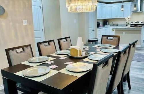 Waxahachie House | Big Backyard, Big Screens, Big Comfort, Sleeps 10