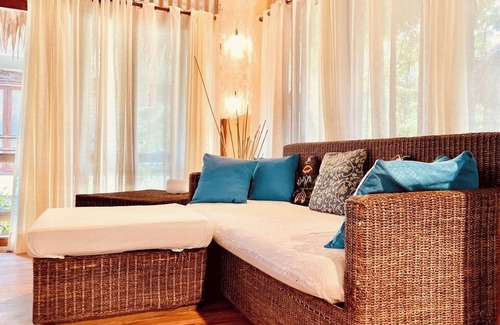 Balabag Villa | Big Bali-Style Studio with Kitchen, 3 Min to Beach
