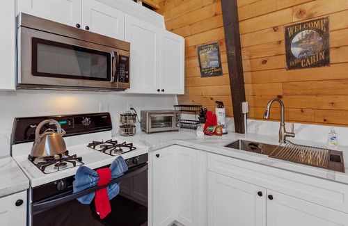 Woodlands Cabin | Big Bear Den - AC, Large Fenced Yard, Swing Set, Fire Pit