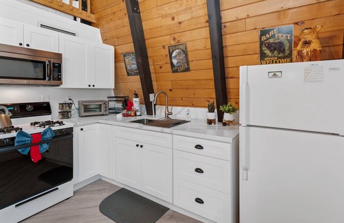 Woodlands Cabin | Big Bear Den - AC, Large Fenced Yard, Swing Set, Fire Pit