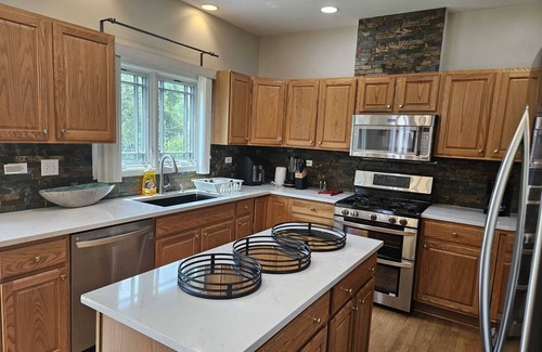 Elmhurst House | Big Family Home with 4 King Beds
