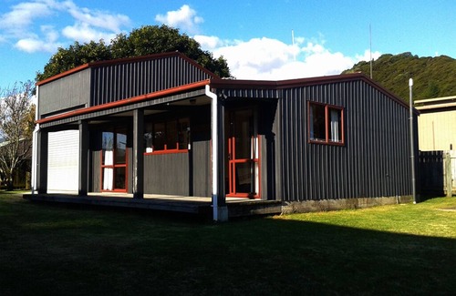 Te Kaha House | BIG FISH BACH close to beaches and excellent fishing