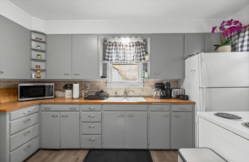 Central - Terry Apartment | Big Green Charming Retreat