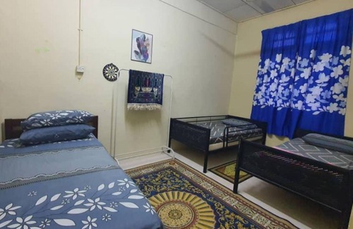 Kampung Alor Akar House | Big House (6 bedroom) Near Beach & City.