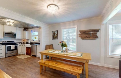 Wellborn House | Big Oak Farmhouse ~ TAMU 8 Miles