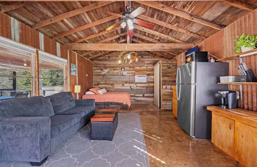 Waco Cabin | Big Rocks on the Brazos River Retreat