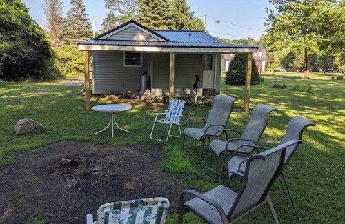Linesville Cottage | Big Sky Cottage, Quiet, Relaxing Retreat