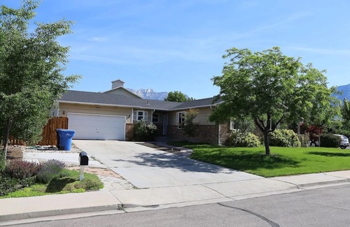 Lakeview House | Big Yard, Cozy Home, Relaxation and Waffles Too!