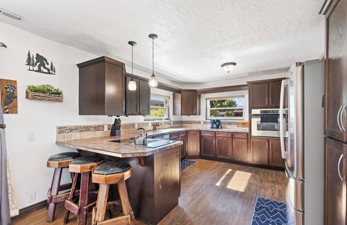 Castle Rock House | Bigfoot Hideaway! 5-bedroom house with Hot Tub in beautiful Castle Rock