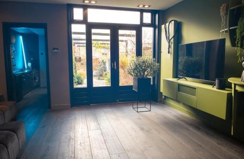 Alphen aan den Rijn House | Bijzonder stadshuis met diepe moderne tuin.