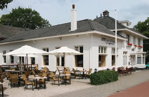 Beekbergen-West Hotel | Bike-Friendly Stay with Outdoor Access to Veluwe Parks! Free Parking, Dining!