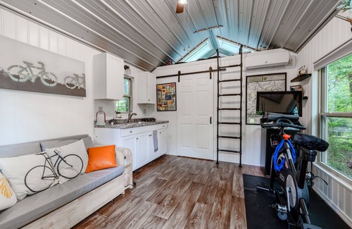 Bella Vista Cabin | Biker's Haven: Cozy Tiny Home w/Outdoor Lounge