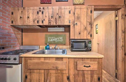 Huntingdon Cabin | 'Bill Pickett' Apt on 50-Acre Ranch - 1 Mi to Lake