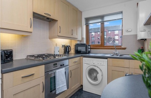 Kirkcaldy Apartment | Binney Apartment - 1 double room