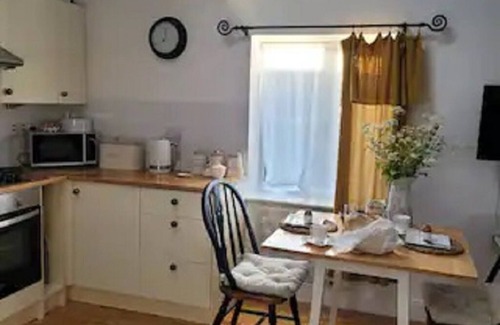 Harrietsham Cottage | Birch Cottage with wood-fired hot tub.