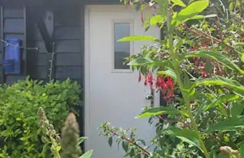 Harrietsham Cottage | Birch Cottage with wood-fired hot tub.