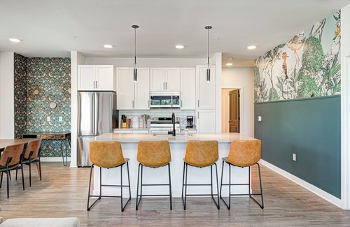 Noblesville Apartment | BIRD SANCTUARY - KING BED/QUEEN BED