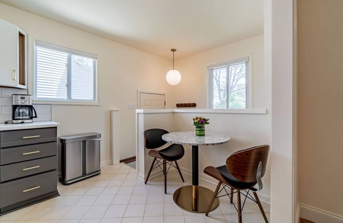 Birmingham House | Birdhouse Bham ★ 86" TV ★ Sonos Spkrs ★ Massage Chairs ★ Desk ★ Retro Arcade