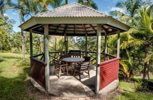 Palmwoods Ski Chalet | Birdsong Train Carriage Cabin with Outdoor Bath