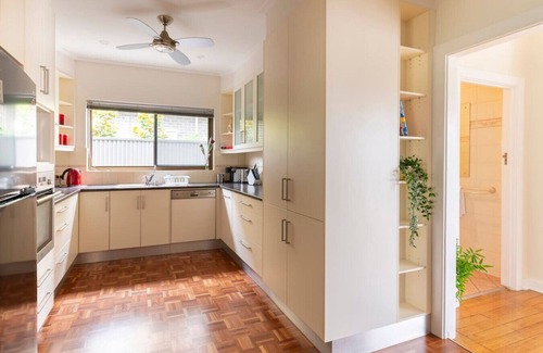 Manningham Villa | Birkinshaw Villa (3 Bedroom with Parkings)