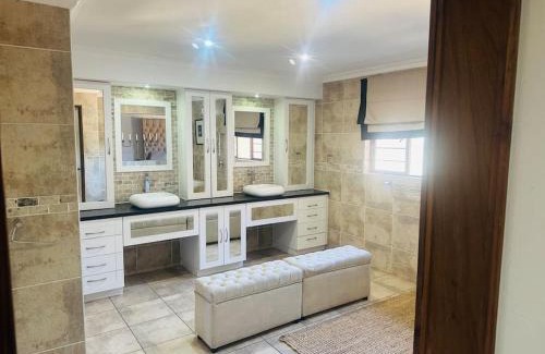 Muldersdrift Villa | Bishop's Manor Luxurious Retreat